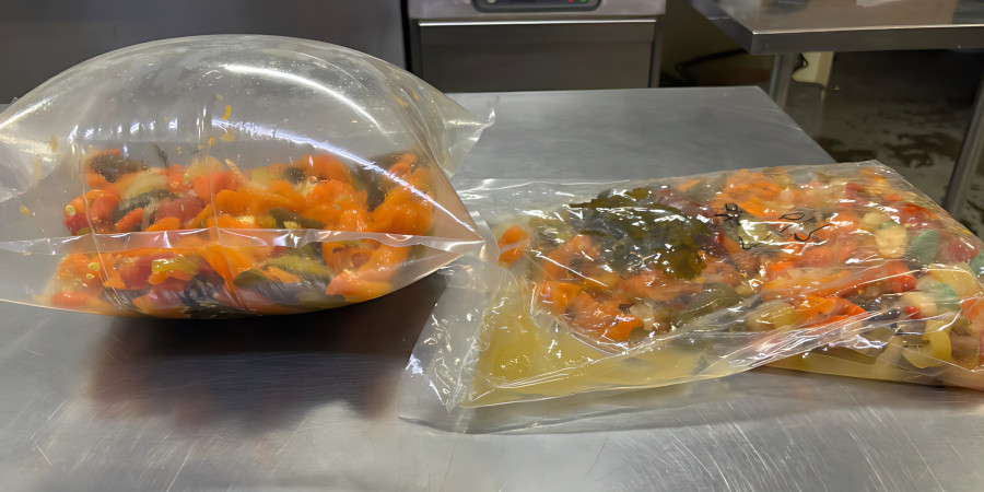 Aufgeblähter Vakuumbeutel beim Sous-Vide-Kochen